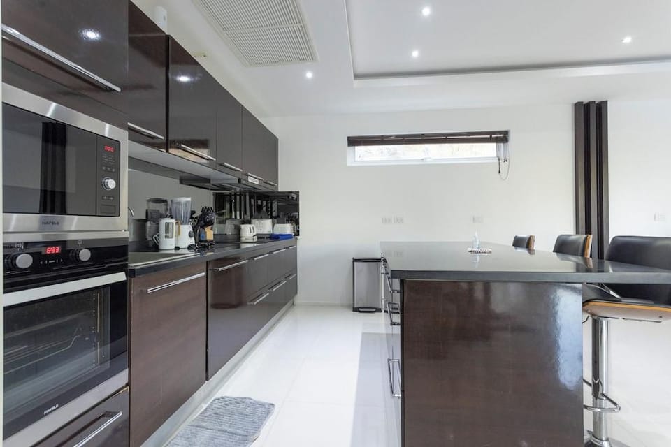 Oceanview 4BR Villa Jacuzzi Escape V180 Hotel in Chalong
