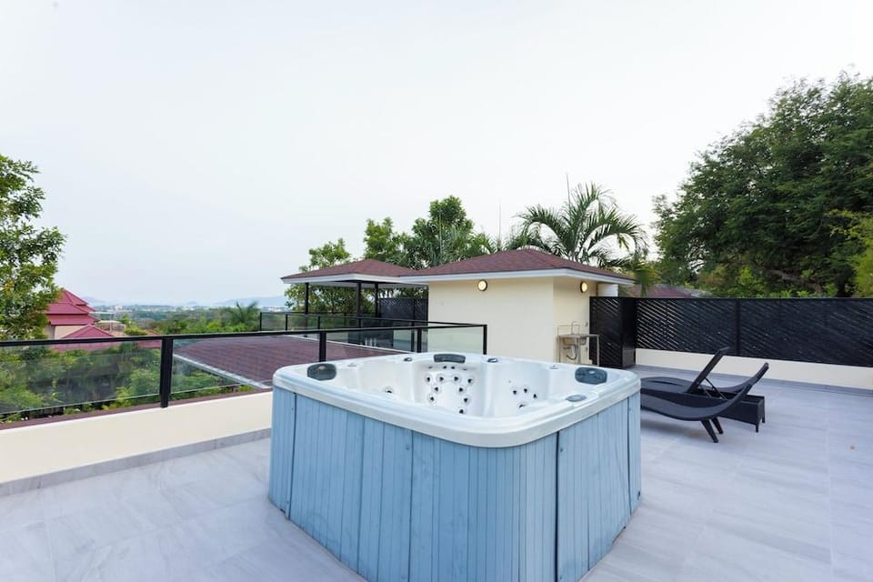 Oceanview 4BR Villa Jacuzzi Escape V180 Hotel in Chalong