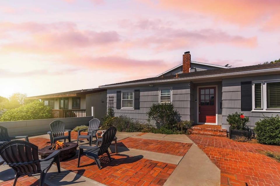 Point Loma Home w/ Putting Green, Firepit + Game Room & Beach Access Zola Street by Avantstay Hotel in Point Loma