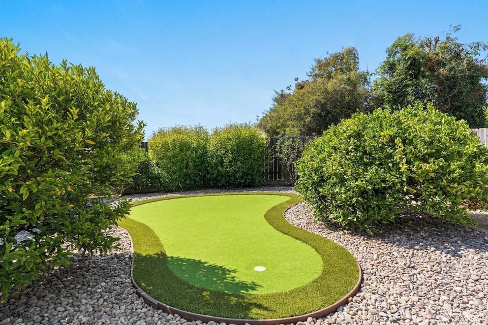 Point Loma Home w/ Putting Green, Firepit + Game Room & Beach Access Zola Street by Avantstay Hotel in Point Loma