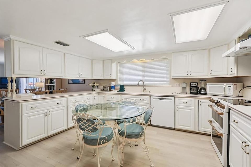 Oceanfront 3BR Condo: Gated, Breathtaking View Hotel in Saint Augustine Beach