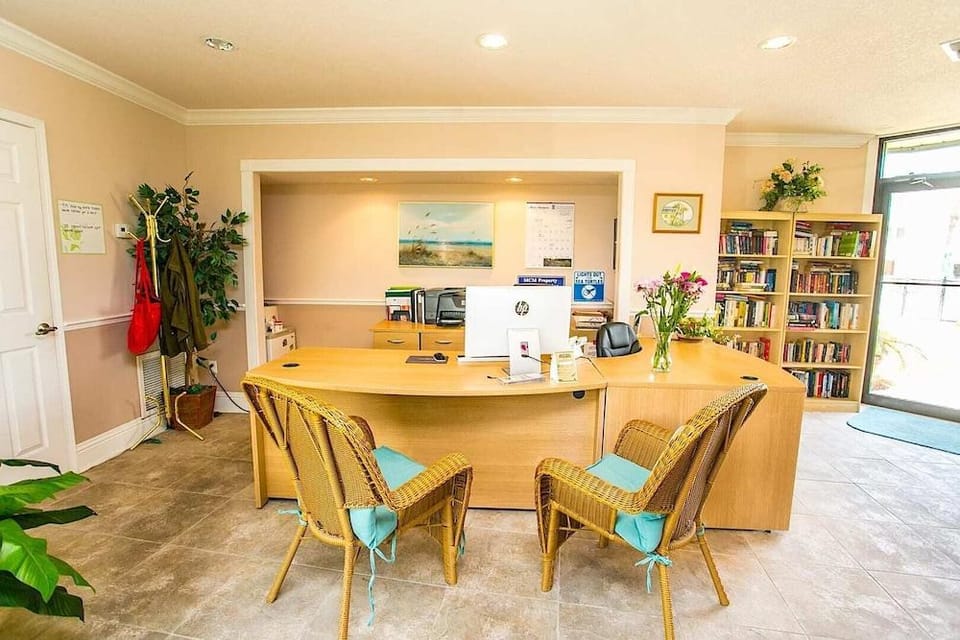 Oceanfront Luxury: 2BR Condo + Pool in St.aug Hotel in Butler Beach