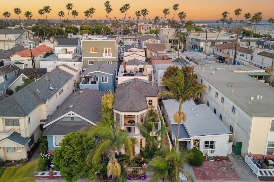Seventh & Shore Stylish Seal Beach Home w/ Elevator, Fireplace + Bold Design Hotel in Seal Beach