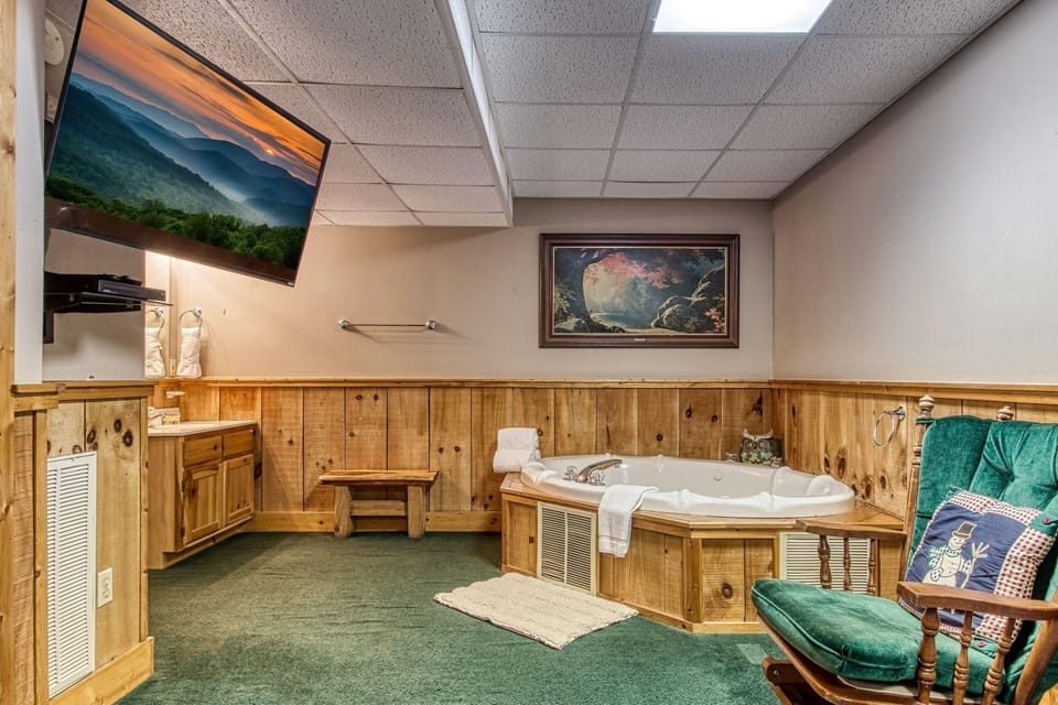 Er83 - Savage Loft - Your Close To The Action Cabin Getaway 2 Bedroom Cabin by RedAwning Hotel in Pigeon Forge