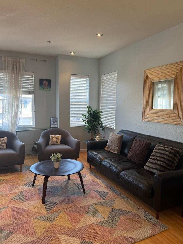 Large and Cozy Home 2BD 2BA Near SF Hotel in Daly City