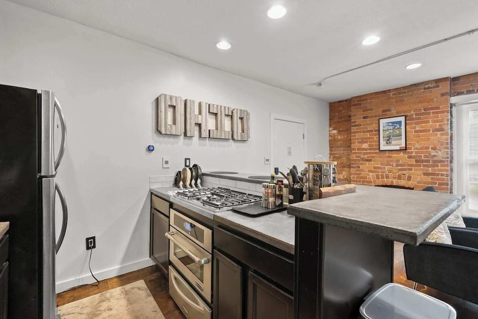 Short North Lounge Stay for 2 Hotel in Short North