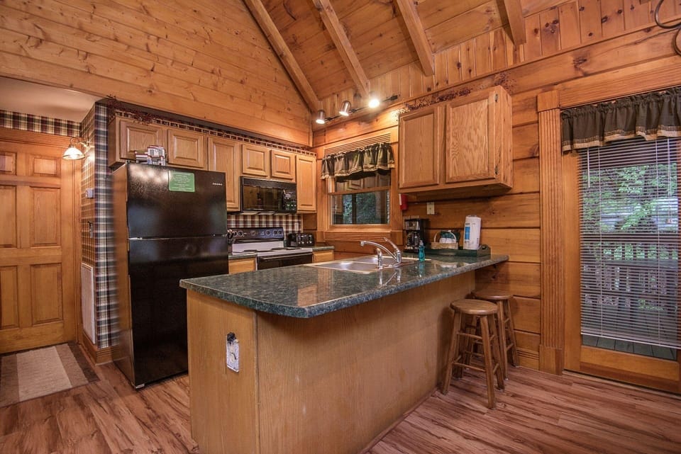Er51 - Natures Grace Retreat - Great Location. Close To All The Action! 2 Bedroom Cabin by RedAwning Hotel in Pigeon Forge