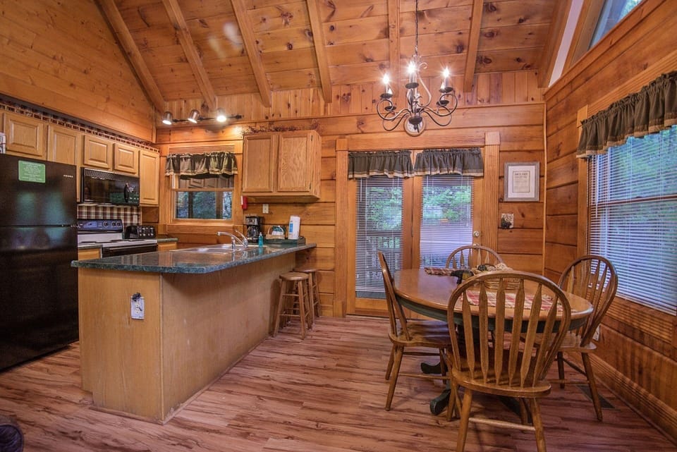Er51 - Natures Grace Retreat - Great Location. Close To All The Action! 2 Bedroom Cabin by RedAwning Hotel in Pigeon Forge