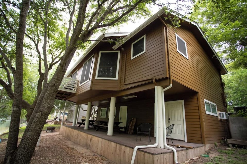 River Road Escapes Hotel in Canyon Lake