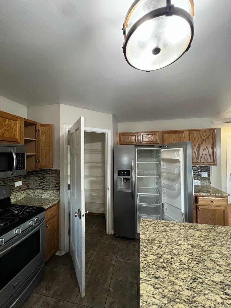 Modern 4 Bedroom Private Vacation Home Hotel in Joliet