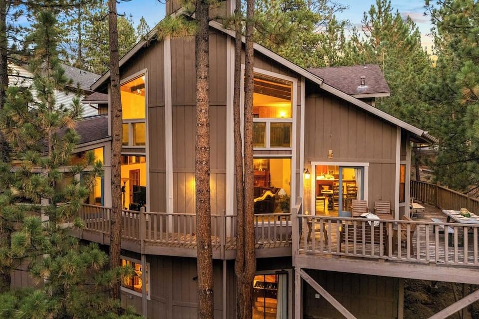 Lakeview Cabin w/ Game Room & Deck Near Ski Slopes & Trails Sleeps 20 Waterview by Avantstay Hotel in Big Bear