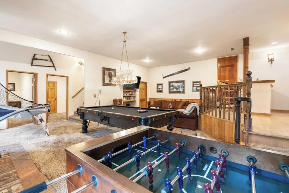 Lakeview Cabin w/ Game Room & Deck Near Ski Slopes & Trails Sleeps 20 Waterview by Avantstay Hotel in Big Bear
