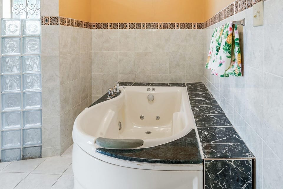 YanceyLargo-6BR Two-Story Estate w/Mountain Views by RedAwning Hotel in Montego Bay