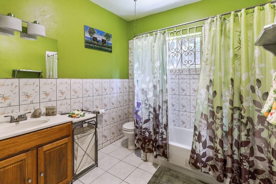 YanceyLargo-6BR Two-Story Estate w/Mountain Views by RedAwning Hotel in Montego Bay