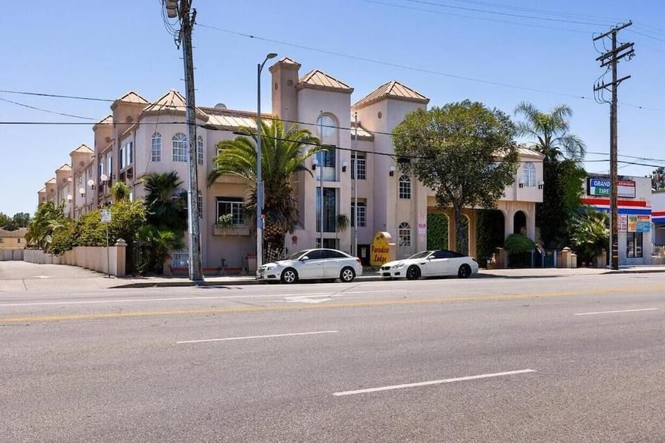 Paradise Lodge - Canoga Park Hotel in Winnetka