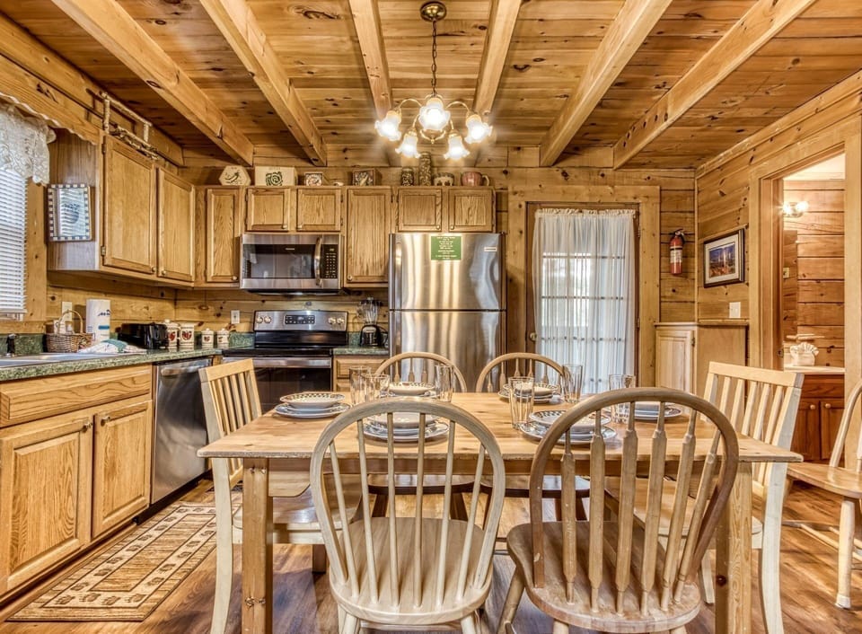 Er74 - Gerrald's Chalet - Great Location. Close To All The Action! 3 Bedroom Cabin by RedAwning Hotel in Pigeon Forge