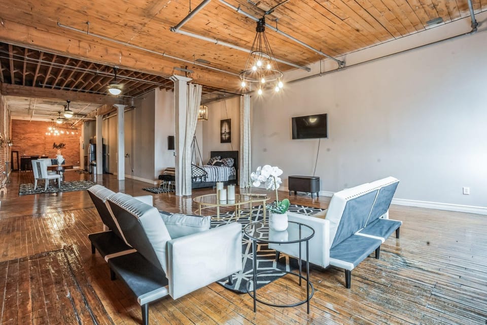 Queen G Investments 1 Bedroom Apts by RedAwning Hotel in Windsor