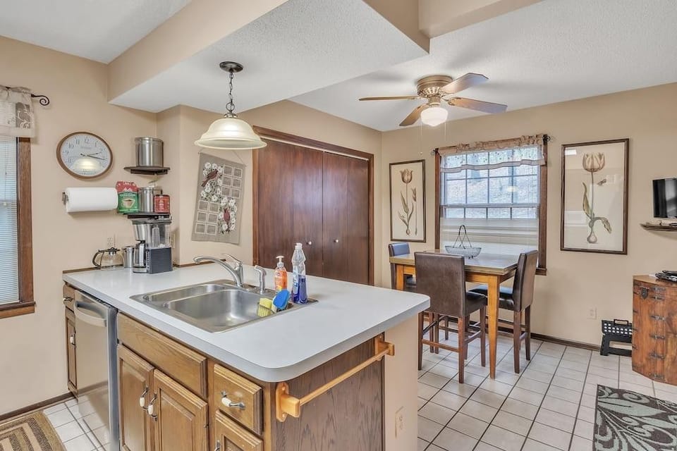 View West Lakefront Home 4 Bedroom Home Hotel in Norris Lake