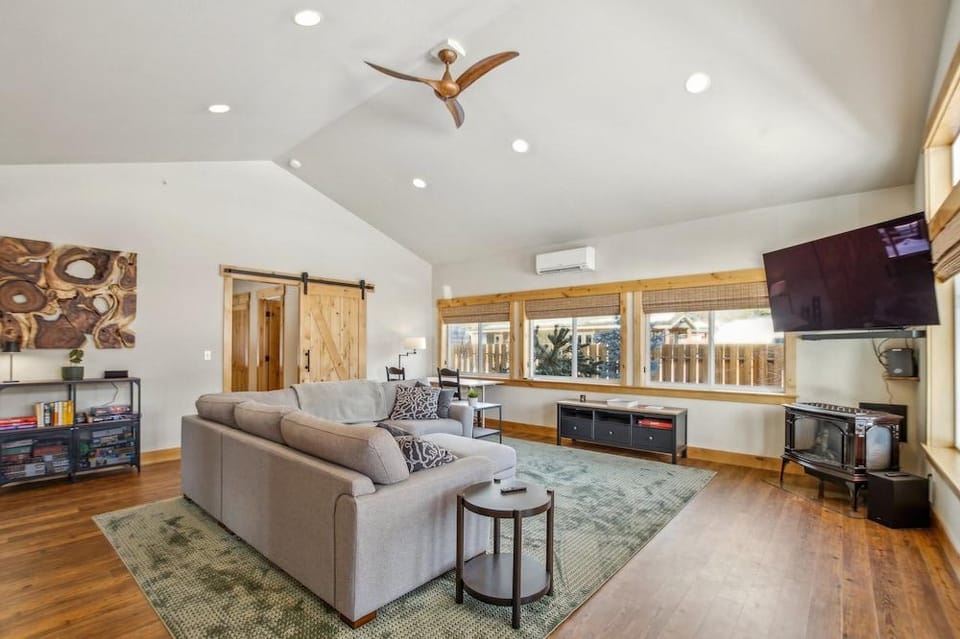 Mountain Retreat With Hot Tub, Game Room And Yard 3 Bedroom Home Hotel in Ronald