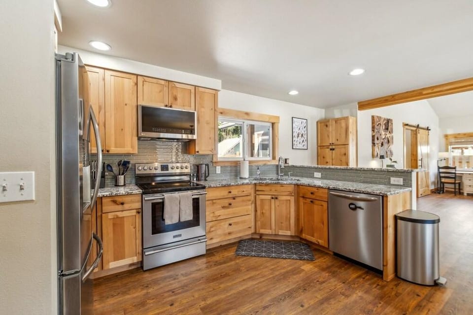Mountain Retreat With Hot Tub, Game Room And Yard 3 Bedroom Home Hotel in Ronald