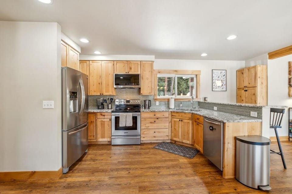 Mountain Retreat With Hot Tub, Game Room And Yard 3 Bedroom Home Hotel in Ronald