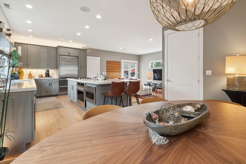 Spacious Family Retreat Media Room & Patio 3 Bedroom Home Hotel in Seattle