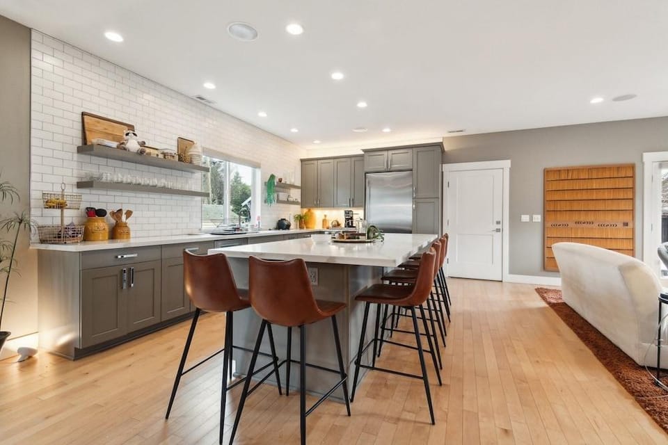 Spacious Family Retreat Media Room & Patio 3 Bedroom Home Hotel in Seattle