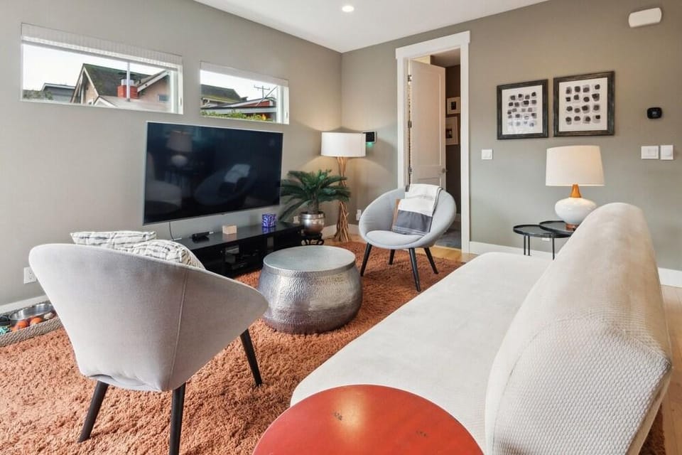 Spacious Family Retreat Media Room & Patio 3 Bedroom Home Hotel in Seattle