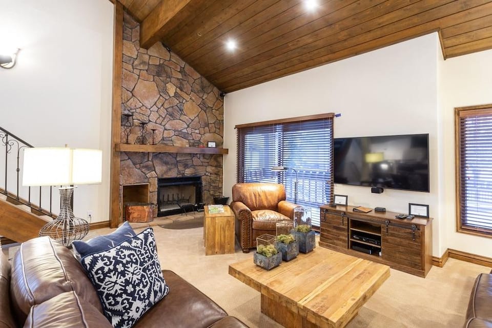Ridgepoint at Deer Valley Resort - Three Bedroom with Hot Tub #124 3 Condo Hotel in Park City