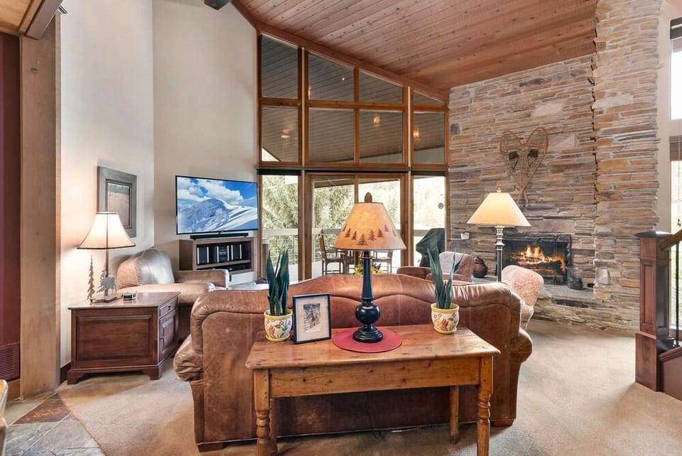 Powder Run at Deer Valley Resort - Four Bedroom Condo with Hot Tub #A32 4 Condo Hotel in Park City