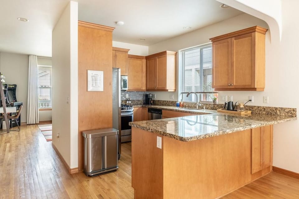 Luxury Home Reading & Game Room Outdoor Dining 3 Bedroom Home by RedAwning Hotel in Bellingham