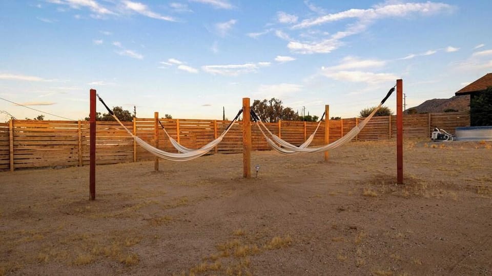 Good Vibes Only by Avantstay Modern Chic Grill, Fire Pit + Hammocks Hotel in Joshua Tree