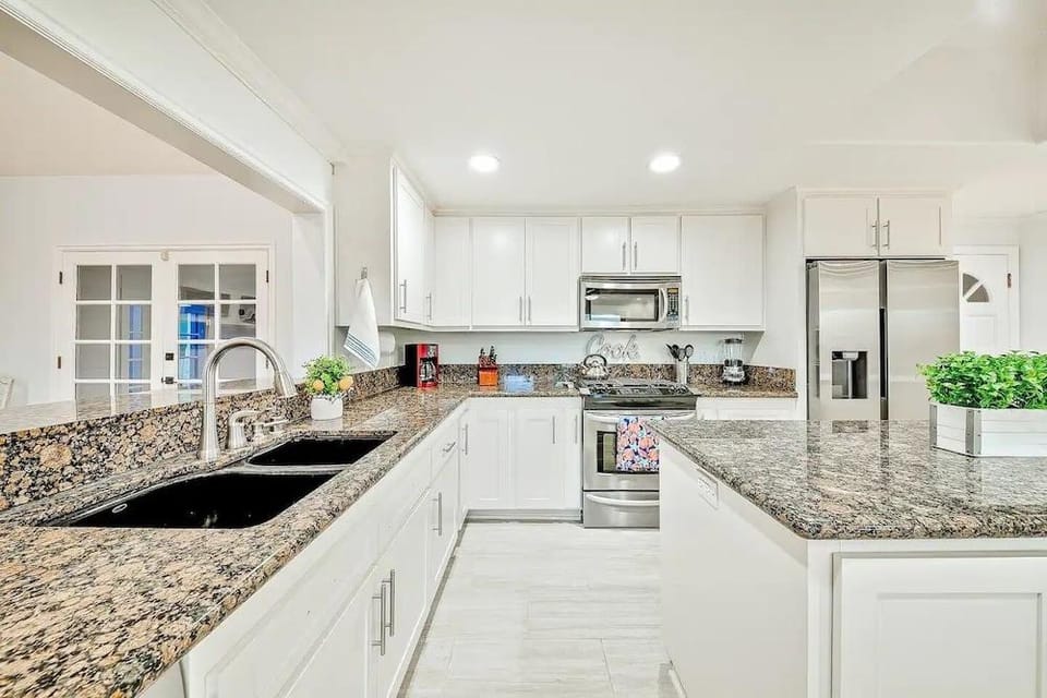 1185 Tamarack 4 Bedroom Home by RedAwning Hotel in Carlsbad