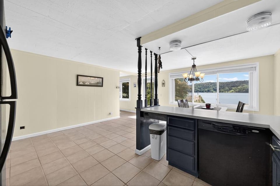 Lakefront Getaway With Private Dock & Scenic Views 3 Bedroom Home Hotel in Kingsport