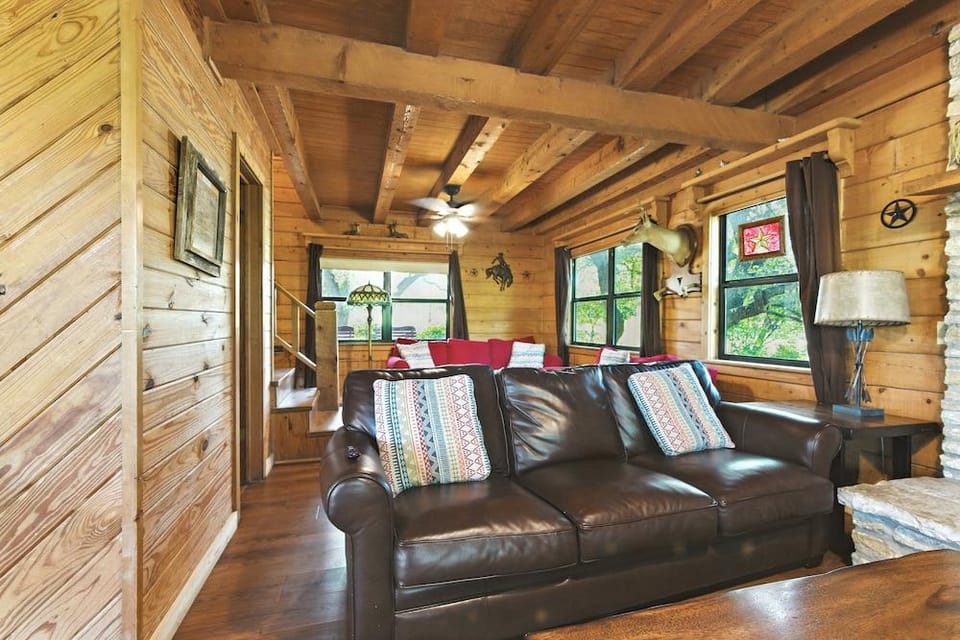 Frio Rivers Edge In The Heart Of Hill Country 3 Bedroom Cabin Hotel in Rio Grande