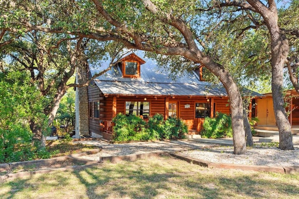Frio Rivers Edge In The Heart Of Hill Country 3 Bedroom Cabin Hotel in Rio Grande