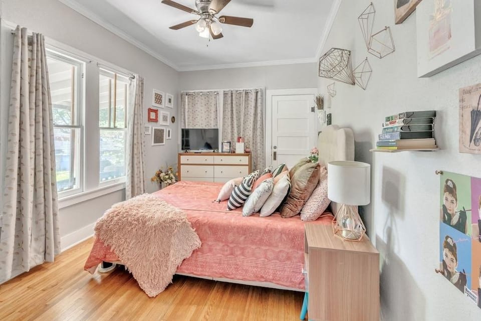 Bright & Fun 3br Cozy Nook 3 Bedroom Home by RedAwning Hotel in Seguin