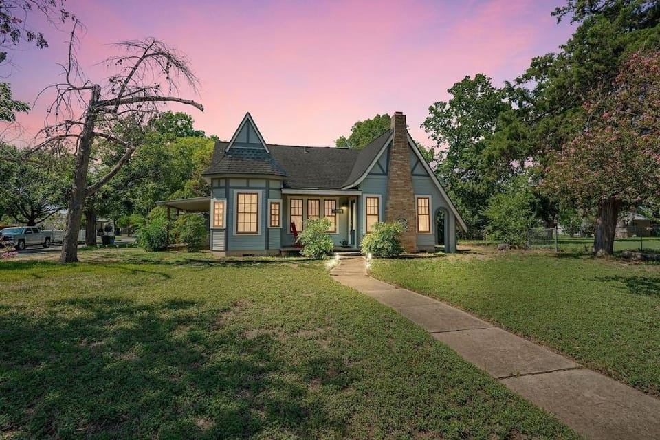 Bright & Fun 3br Cozy Nook 3 Bedroom Home by RedAwning Hotel in Seguin