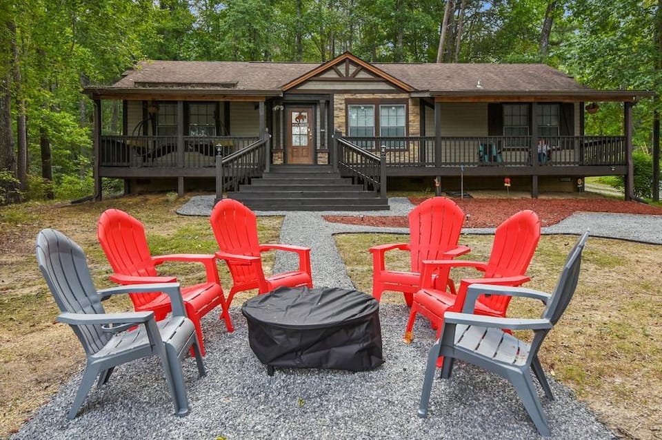 Cozy Cove Escape - Lakeside Retreat 3 Bedroom Cabin Hotel in Tennessee