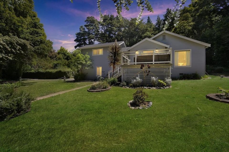 Charming Pet Friendly Coastal Getaway 3 Bedroom Home by RedAwning Hotel in Mendocino County