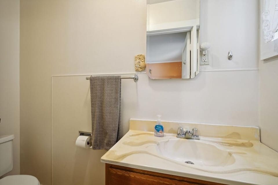 Charming Pet Friendly Coastal Getaway 3 Bedroom Home by RedAwning Hotel in Mendocino County