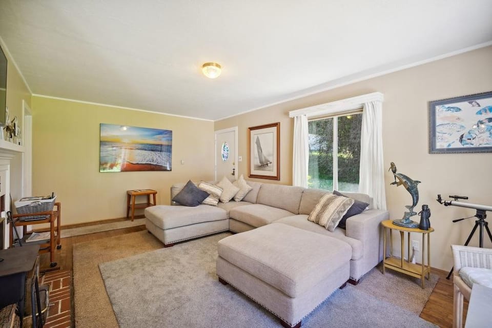 Charming Pet Friendly Coastal Getaway 3 Bedroom Home by RedAwning Hotel in Mendocino County
