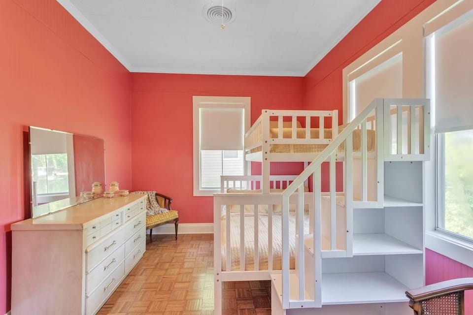 Retro Revival With Modern Luxury 3 Bedroom Home Hotel in Gonzales
