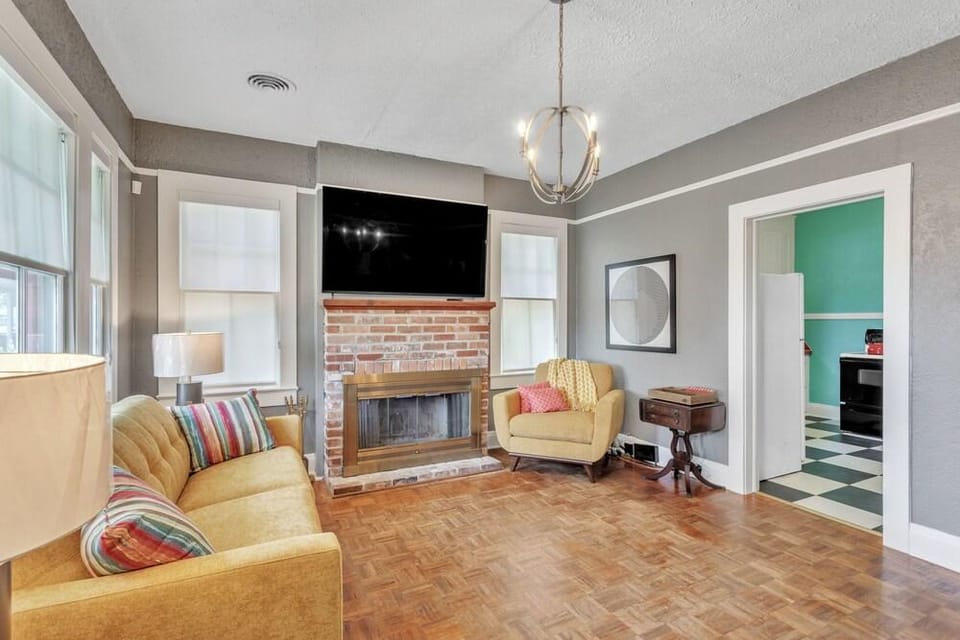 Retro Revival With Modern Luxury 3 Bedroom Home Hotel in Gonzales