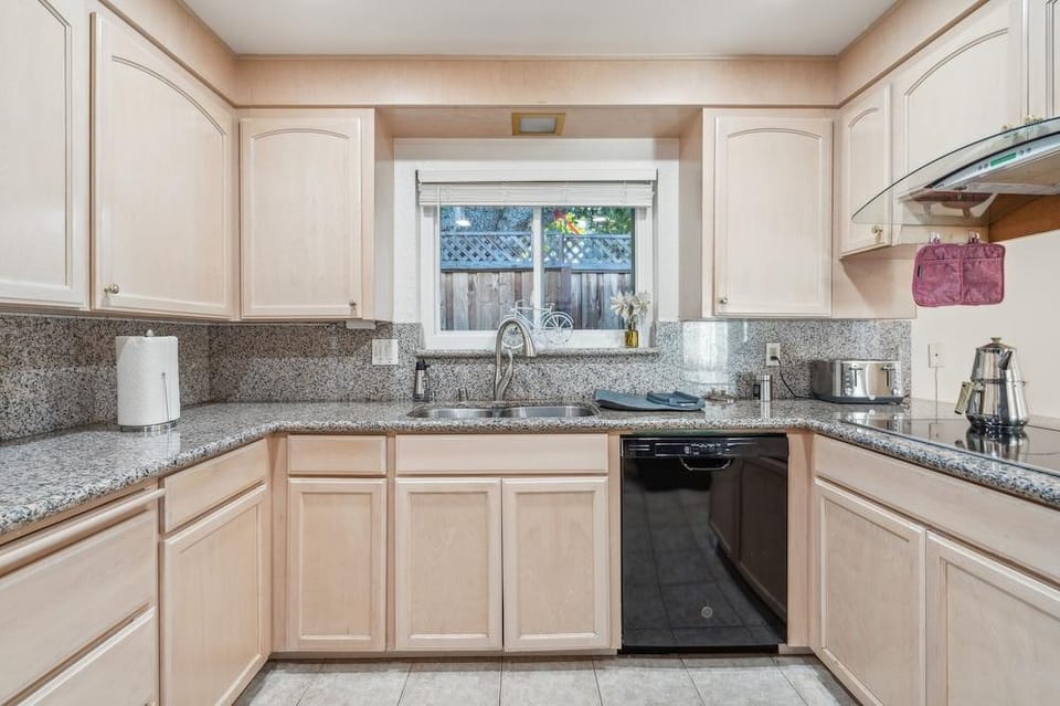 Spacious Mountain View Duplex In Prime Location 3 Bedroom Duplex Hotel in Los Altos