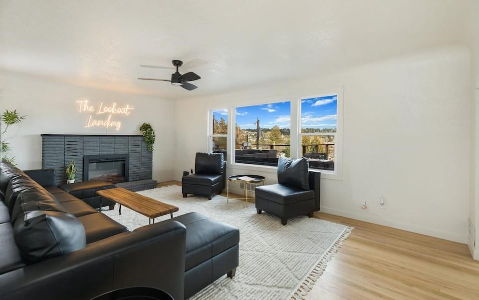 The Lookout Landing 4 Bedroom Home Hotel in Bremerton