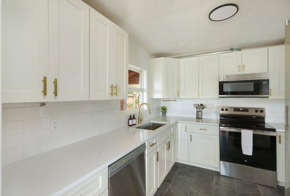 The Lookout Landing 4 Bedroom Home Hotel in Bremerton