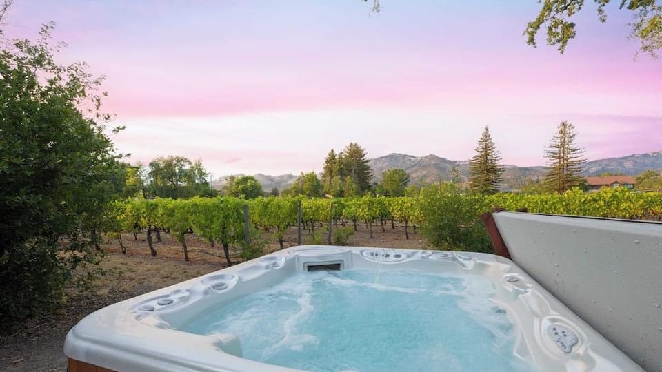 Vineyard Estate w/ Pool, Spa & Bocce Ball + Mins to Wineries & Park Lawndale Road by Avantstay Hotel in Napa Valley