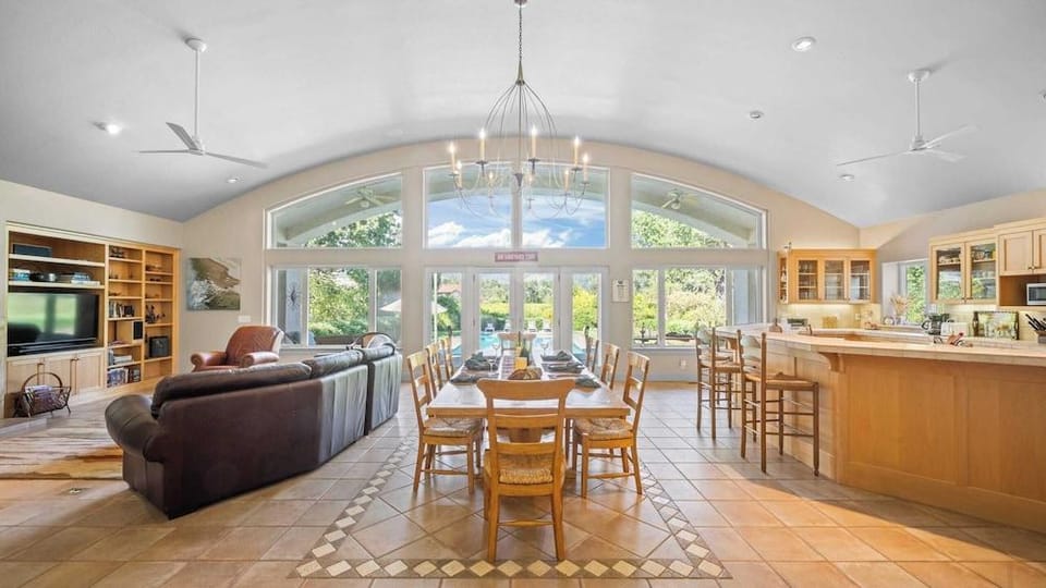 Vineyard Estate w/ Pool, Spa & Bocce Ball + Mins to Wineries & Park Lawndale Road by Avantstay Hotel in Napa Valley