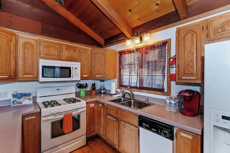 Emerald Arrowhead Haus - For 6 Hotel in Lake Arrowhead